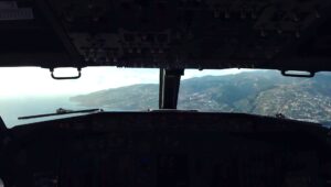 pohled z kokpitu 737 na Madeiru